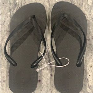 ISO: THIS style Old Navy Flip Flops size 7 SHARE!!